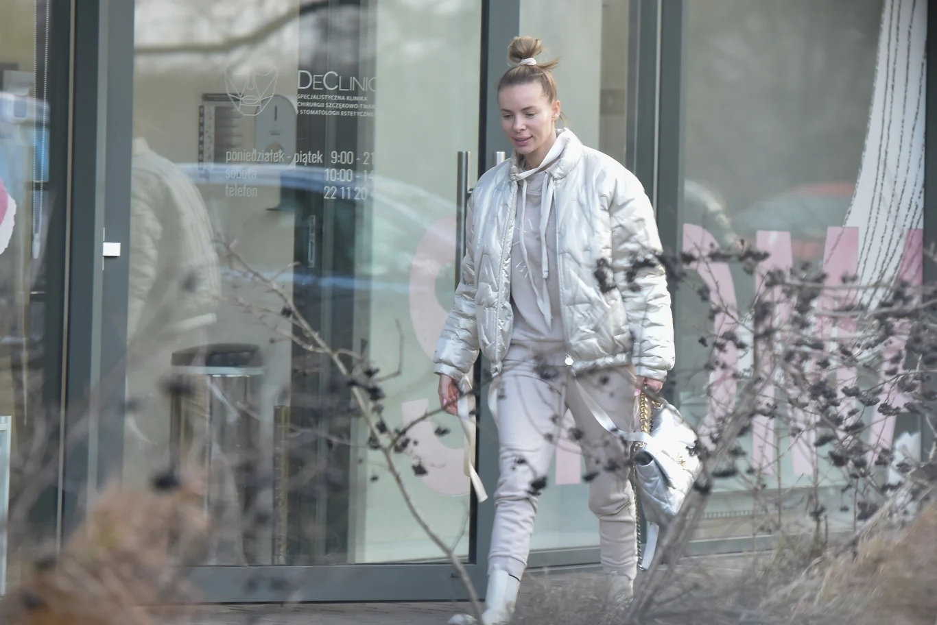 Izabela Janachowska bez makijażu zmierza do kliniki stomatologii estetycznej