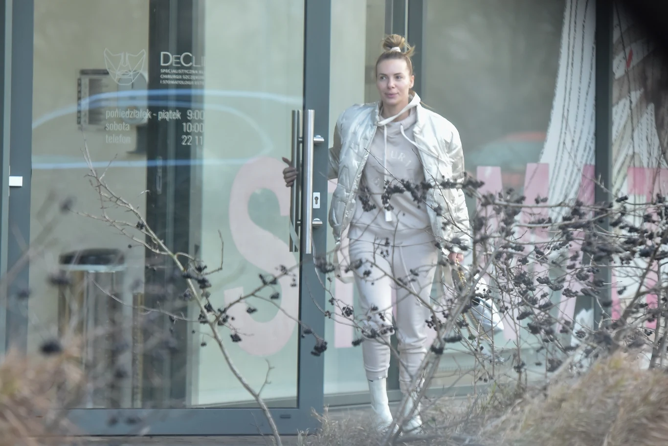 Izabela Janachowska bez makijażu zmierza do kliniki stomatologii estetycznej Izabela Janachowska bez makijażu zmierza do kliniki stomatologii estetycznej