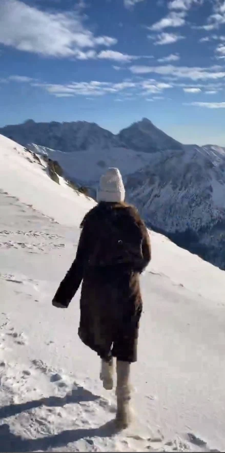 Julia Wieniawa / Instagram @juliawieniawa Julia Wieniawa / Instagram @juliawieniawa