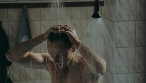 Bartosz Sak w scenie z filmu "Mój dług"