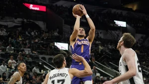 Devin Booker (przy piłce) był nie do zatrzymania w starciu ze Spurs.