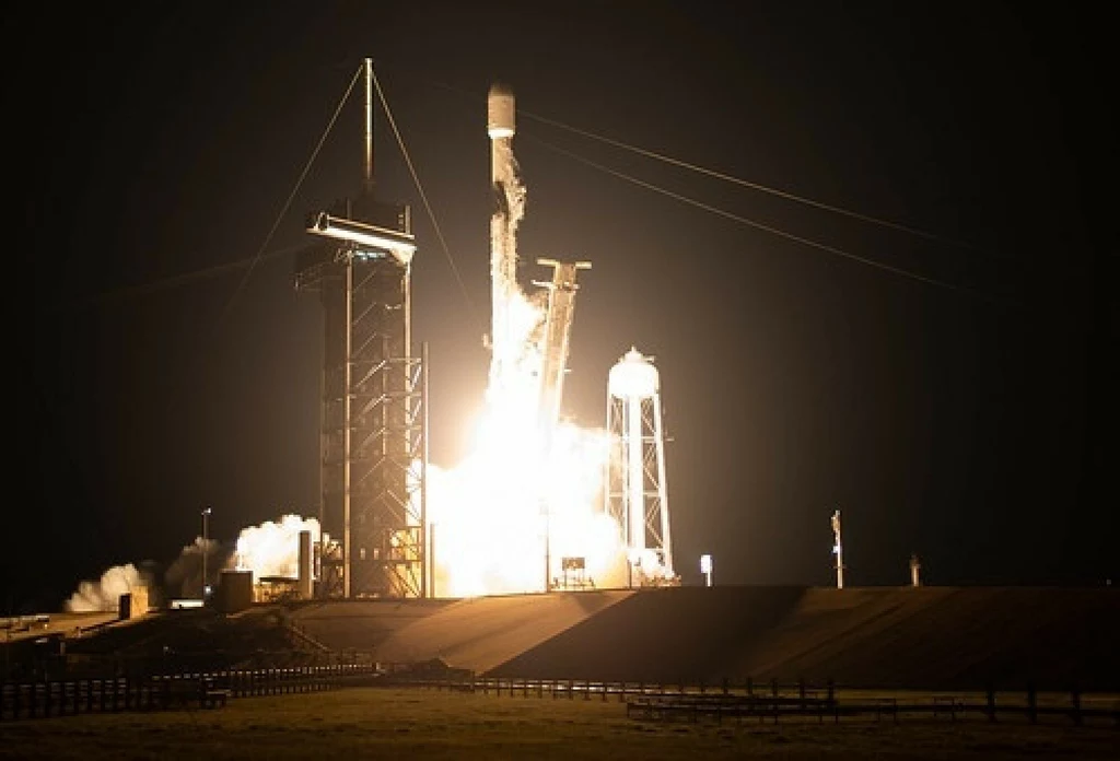 Start rakiety SpaceX Falcon 9 z Centrum NASA na Florydzie