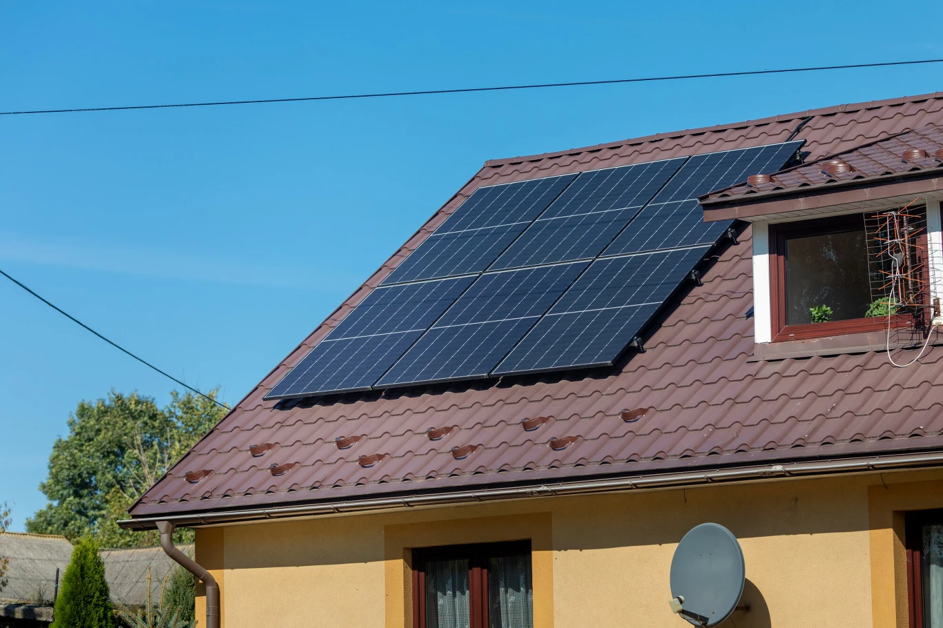 Panele fotowoltaiczne na dachu domu jednorodzinnego. Panele fotowoltaiczne na dachu domu jednorodzinnego.