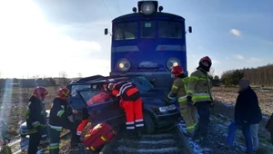 Kobieta wjechała pod pociąg. Nie żyje, dwoje dzieci rannych