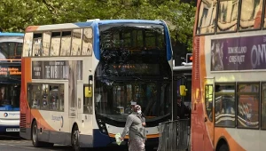 Kobieta zwolniona za zbyt niski wzrost może pozostać kierowcą autobusu