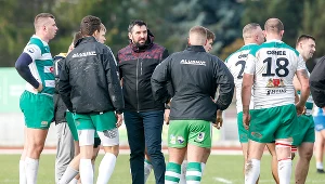 Trener Jurij Buchało otoczony przez rugbistów Lechii Gdańsk