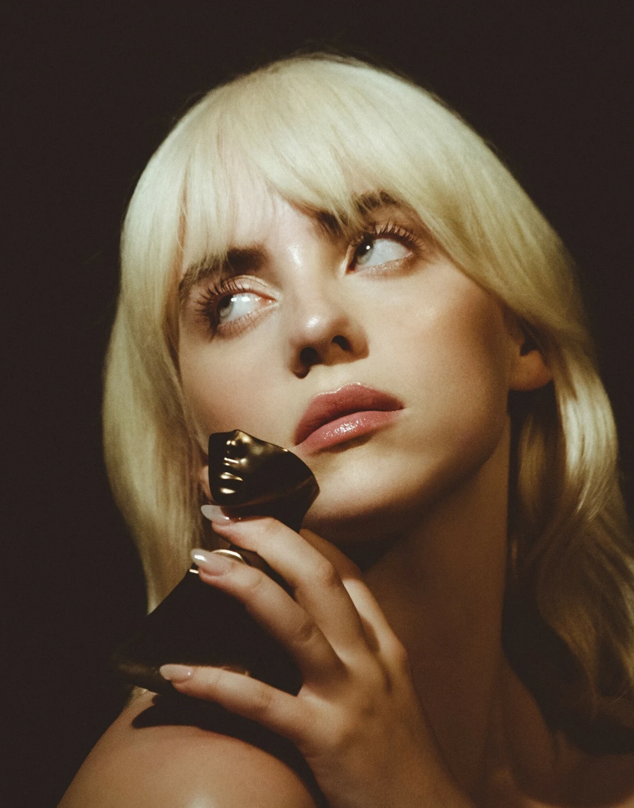 Billie Eilish w 2021 roku w reklamie perfum.