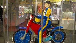 Potrzebowali 170 tysięcy klocków, by zbudować figurę mistrza