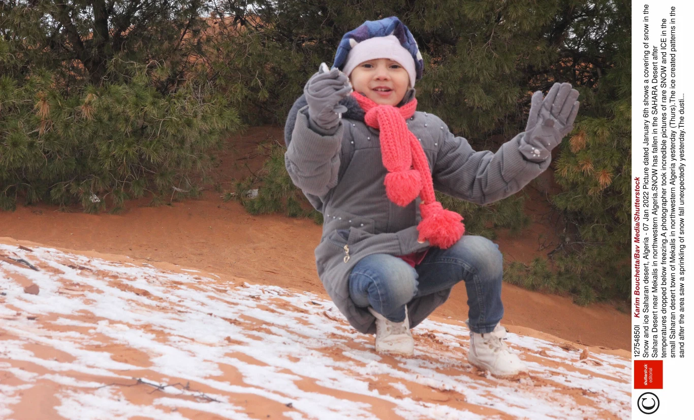 W Aïn Sefra temperatura zazwyczaj oscyluje w granicach od 2 stopni Celsjusza w najzimniejszym okresie do 38 stopni w najgorętszym. Sporadycznie przekracza nawet 40 stopni, jednak ujemne wyniki są czymś niemal niespotykanym.