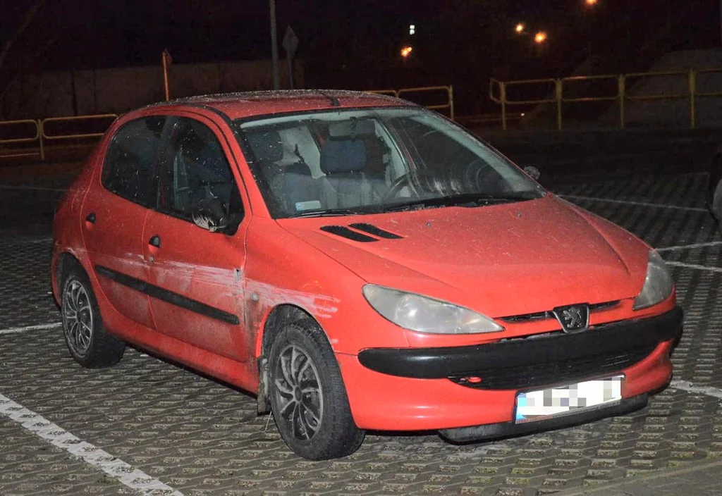 86-latek jechał pod prąd Peugeotem 206. Policjanci ustalają, skąd wzięły się uszkodzenia samochodu