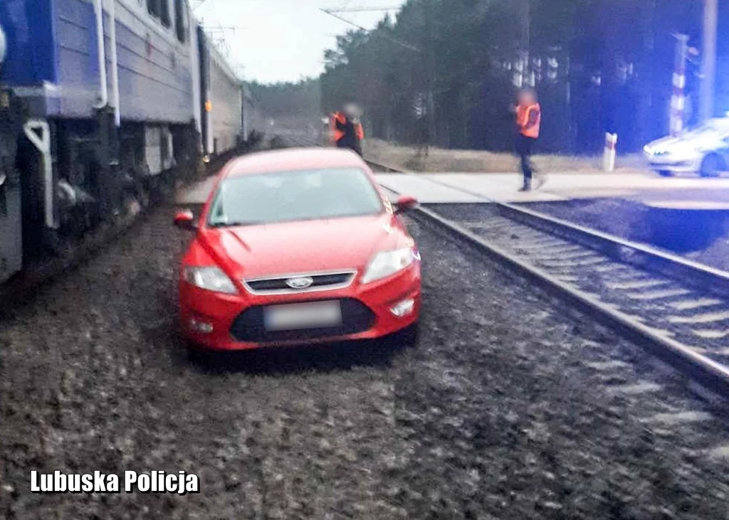 Kierowca Forda, nie mogą się zatrzymać, skręcił w lewo między tory