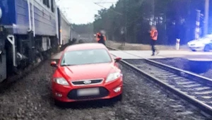 Wjechał na przejazd tuż przed pociąg. Cudem się uratował