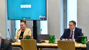 prof. Elżbieta Ostrowska, ekonomistka z Uniwersytetu Gdańskiego (L) oraz poseł PiS Wiesław Janczyk (P)