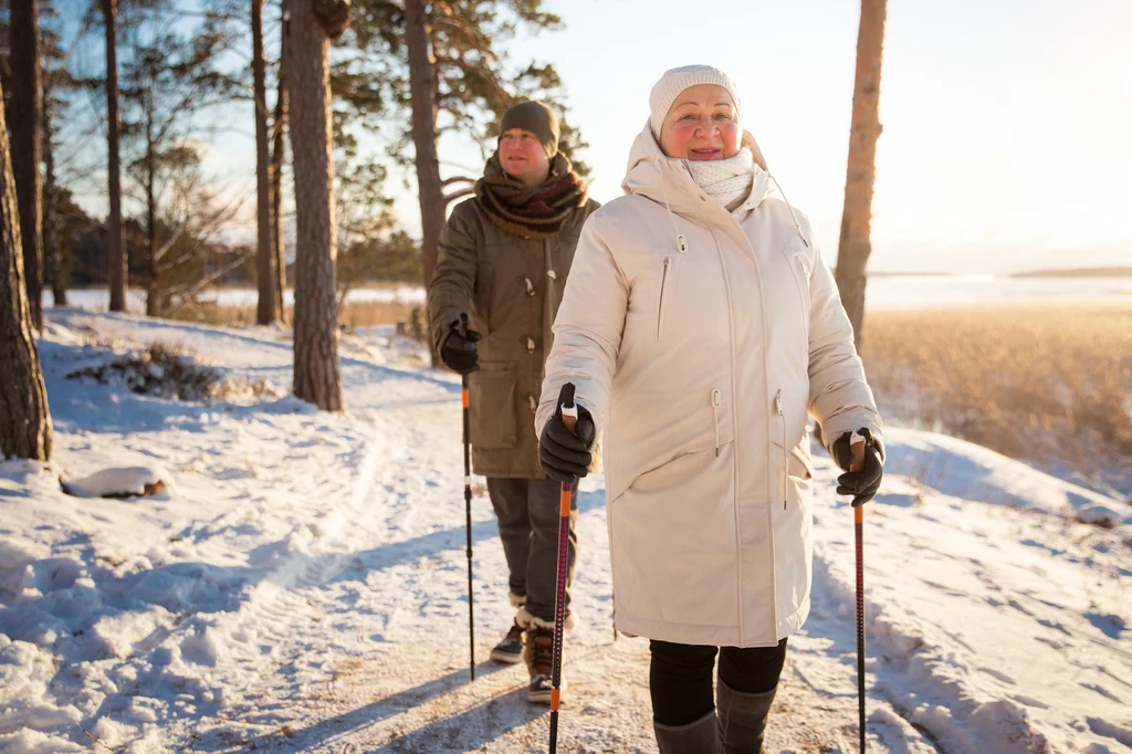 Jeśli ich stan zdrowia na to pozwala, zaproponuj dziadkom wspólny nordic walking
