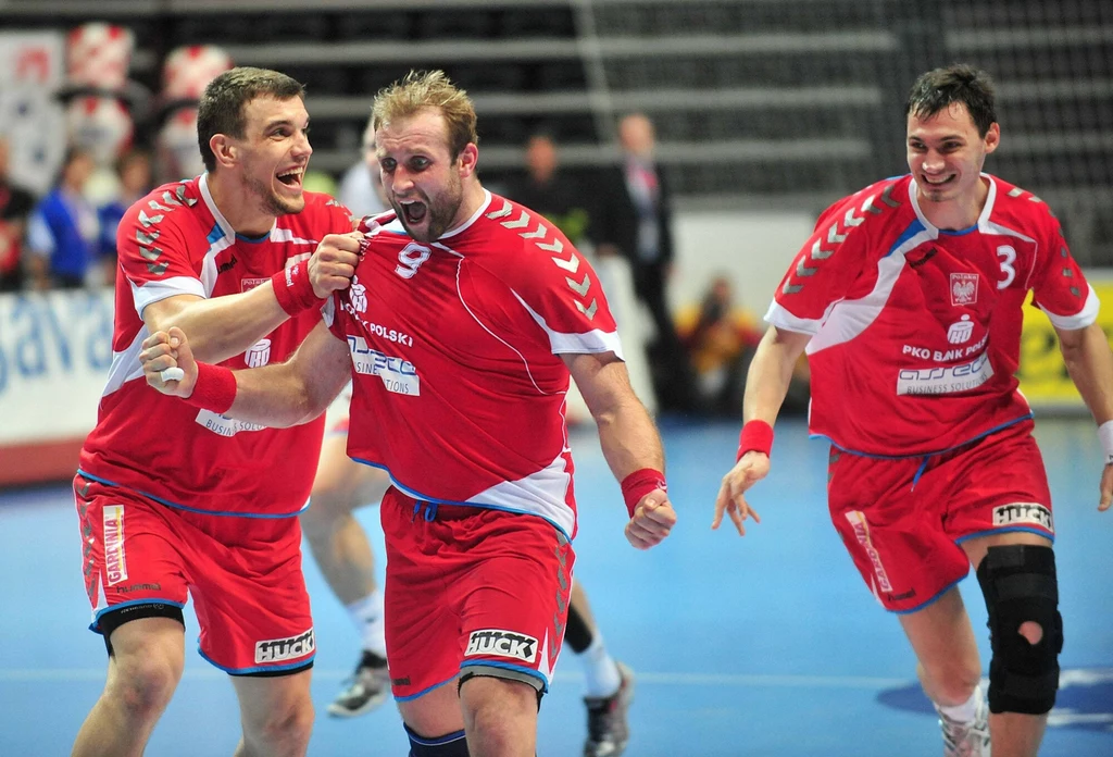 Artur Siódmiak w niesamowity sposób trafił do bramki Norwegów podczas MŚ w 2009 roku i na zawsze zapisał się w historii polskiego sportu Artur Siódmiak w niesamowity sposób trafił do bramki Norwegów podczas MŚ w 2009 roku i na zawsze zapisał się w historii polskiego sportu