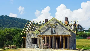 Wiele nowych domów powstaje daleko od miejsc pracy, szkół, przedszkoli, sklepów