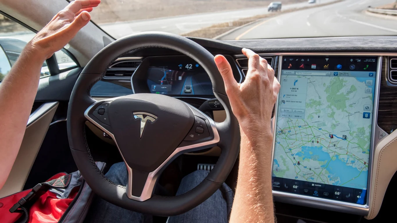 Autopilot w Tesli zabił dwie osoby. Za wypadek odpowie kierowca Autopilot w Tesli zabił dwie osoby. Za wypadek odpowie kierowca