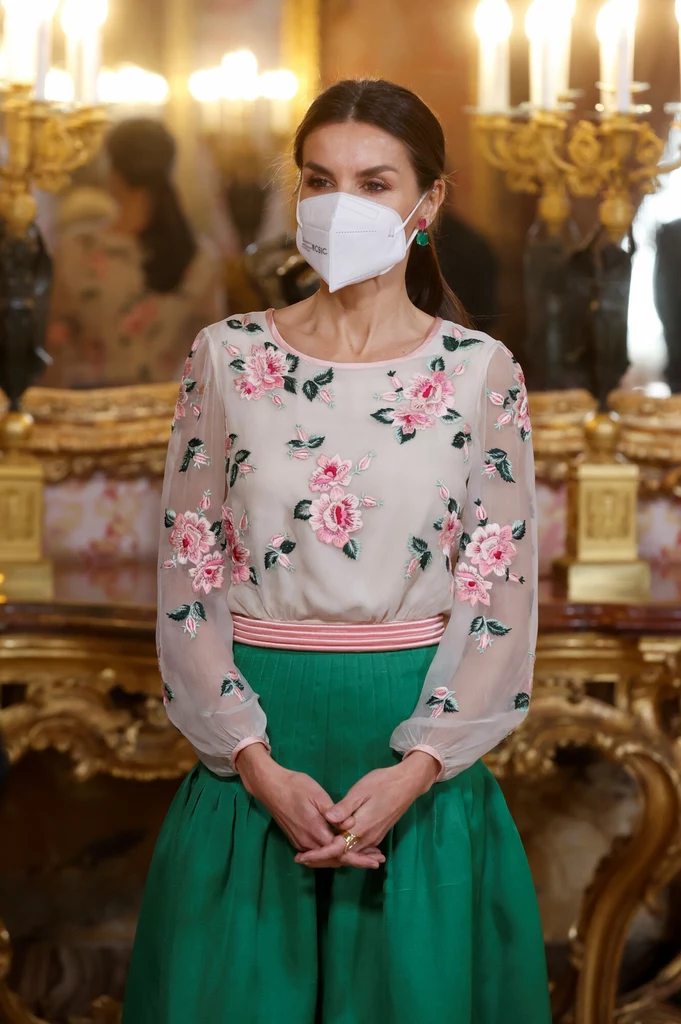 Królowa Letizia zachwyciła w kreacji składającej się z bluzki w kwiaty i zielonej spódnicy