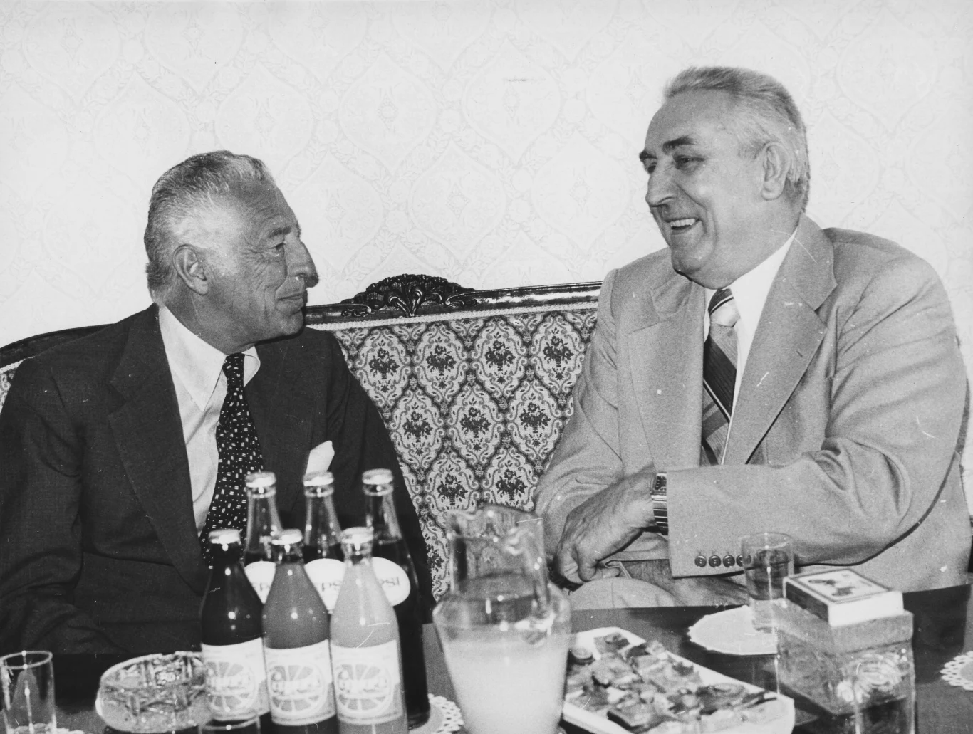 Edward Gierek w rozmowie z Giovanni Agnelli, szefem grupy Fiat, 1979 rok. Edward Gierek w rozmowie z Giovanni Agnelli, szefem grupy Fiat, 1979 rok.