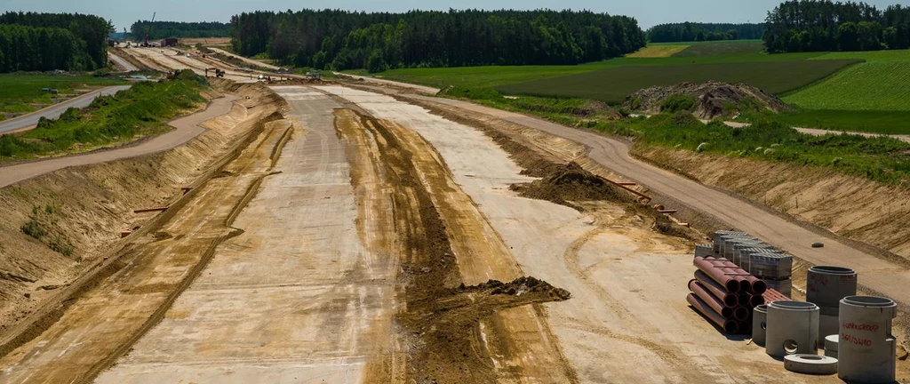 Dzięki pieniądzom z Unii Polska wychodzi z transportowej zapaści. To dzięki nowym drogom z roku na rok spada liczba wypadków.