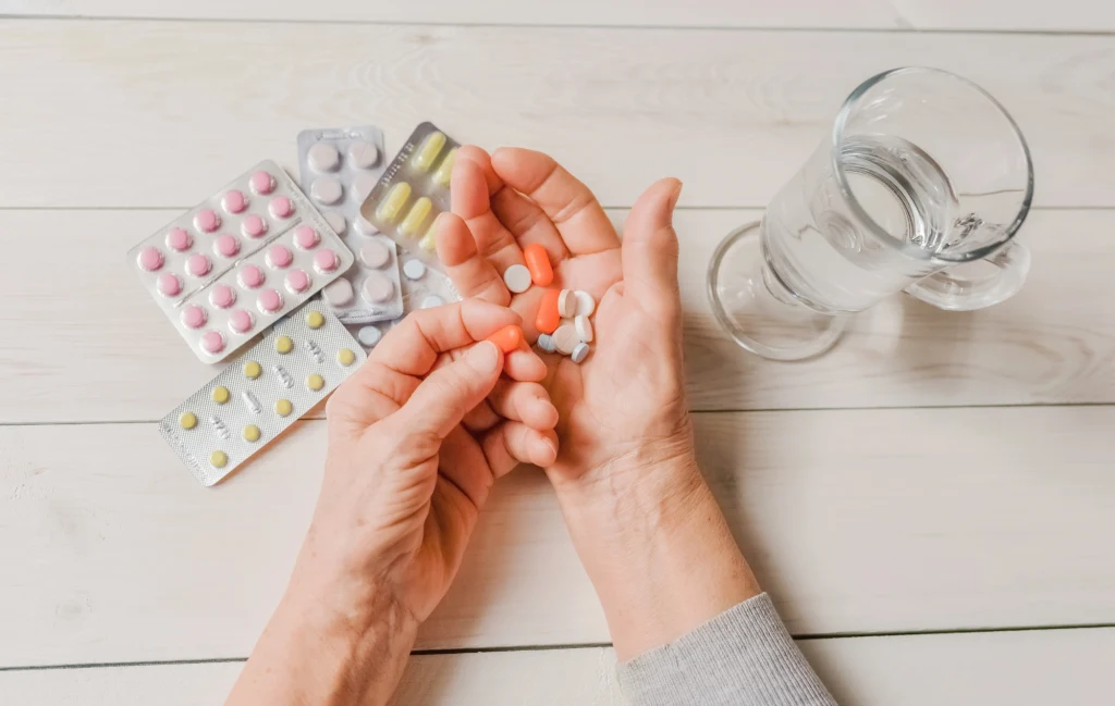 Seniorzy przyjmują wiele różnych leków. Dlatego przed zakupem kolejnego blistra tabletek należy skonsultować się z lekarzem