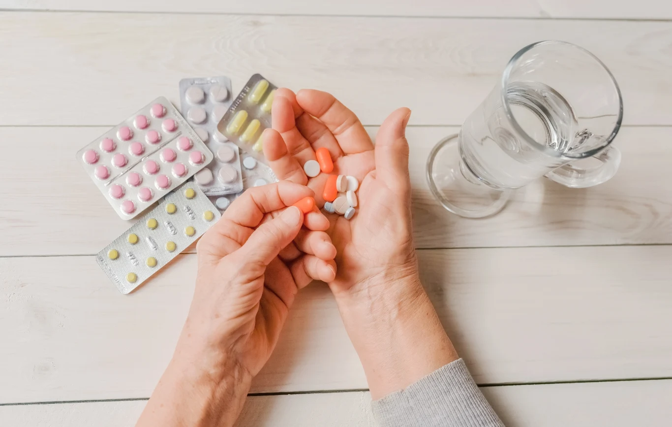 Seniorzy przyjmują wiele różnych leków. Dlatego przed zakupem kolejnego blistra tabletek należy skonsultować się z lekarzem