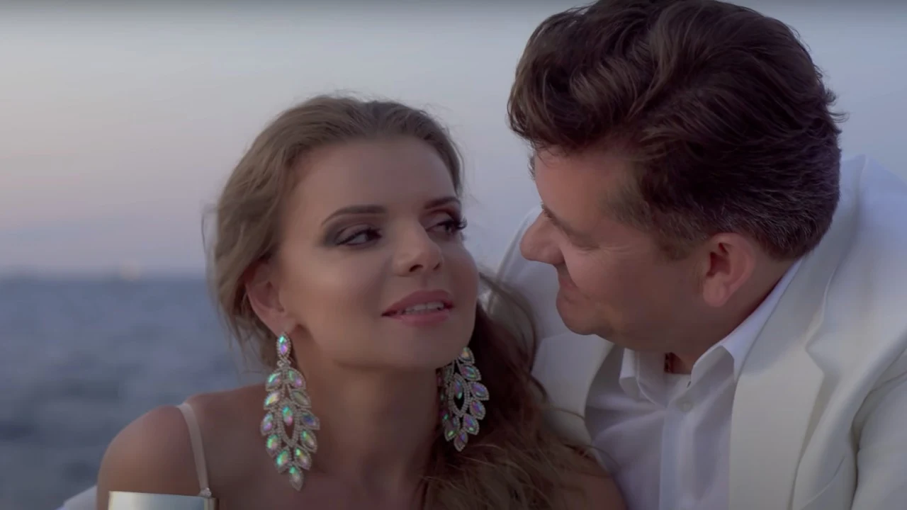 W nowym klipie Martyniuk nie może się odkleić od pięknej modelki. Co na to Danuta? /youtube.com) W nowym klipie Martyniuk nie może się odkleić od pięknej modelki. Co na to Danuta? /youtube.com)