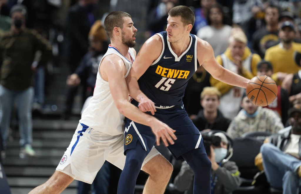 Nikola Jokić (z prawej) popisał się świetną formą w starciu z Clippers Nikola Jokić (z prawej) popisał się świetną formą w starciu z Clippers