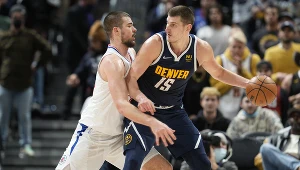 Nikola Jokić (z prawej) popisał się świetną formą w starciu z Clippers