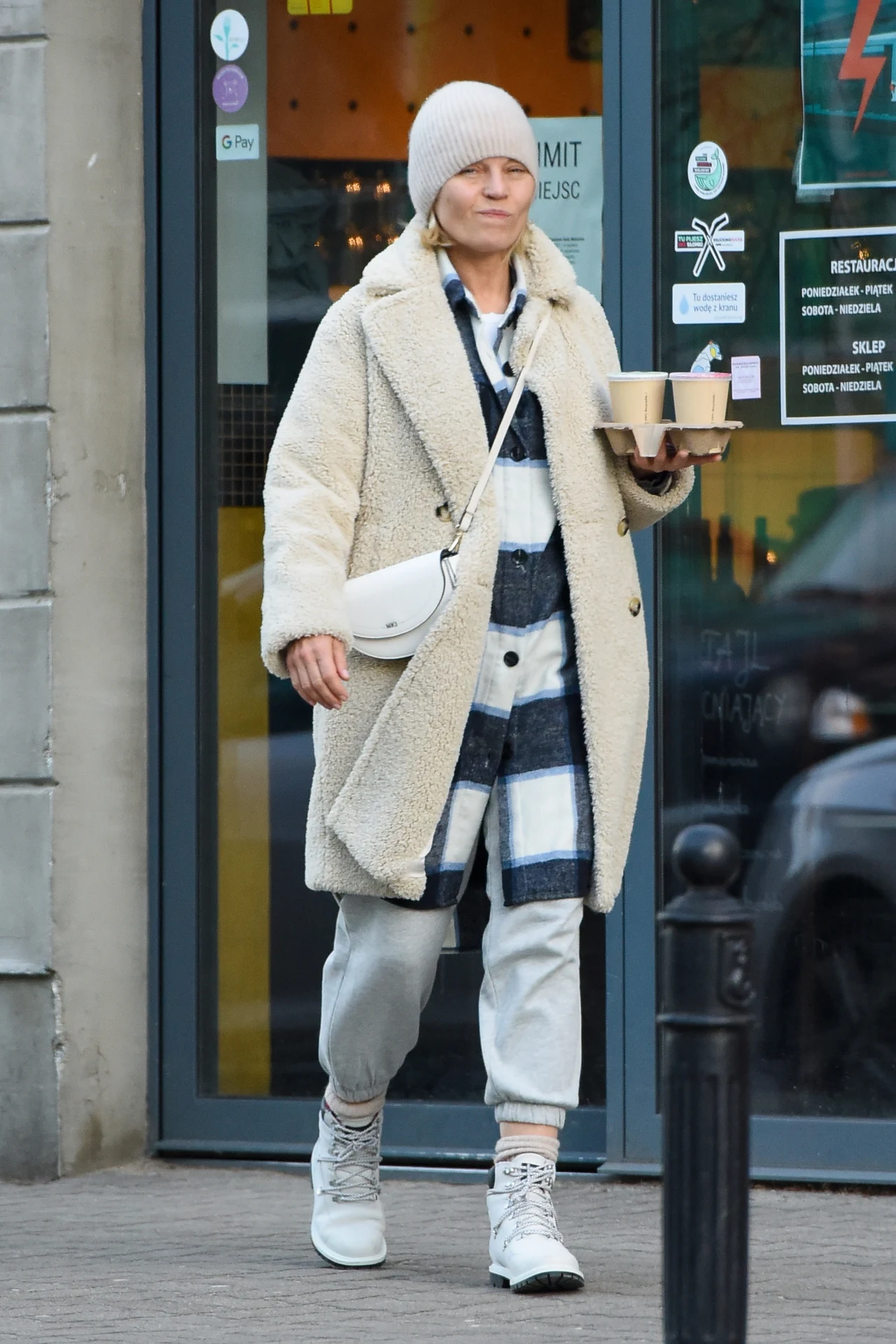 Małgorzata Foremniak i jej samochód Małgorzata Foremniak i jej samochód