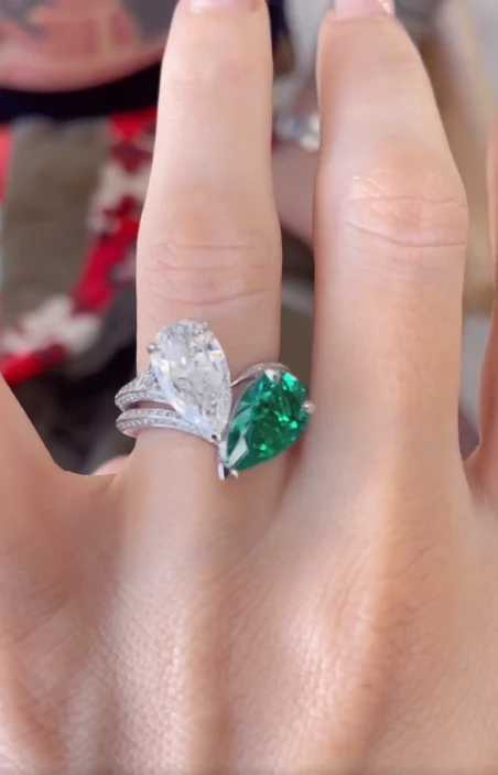 Pierścionek zaręczynowy Megan Fox na IG @machinegunkelly Pierścionek zaręczynowy Megan Fox na IG @machinegunkelly