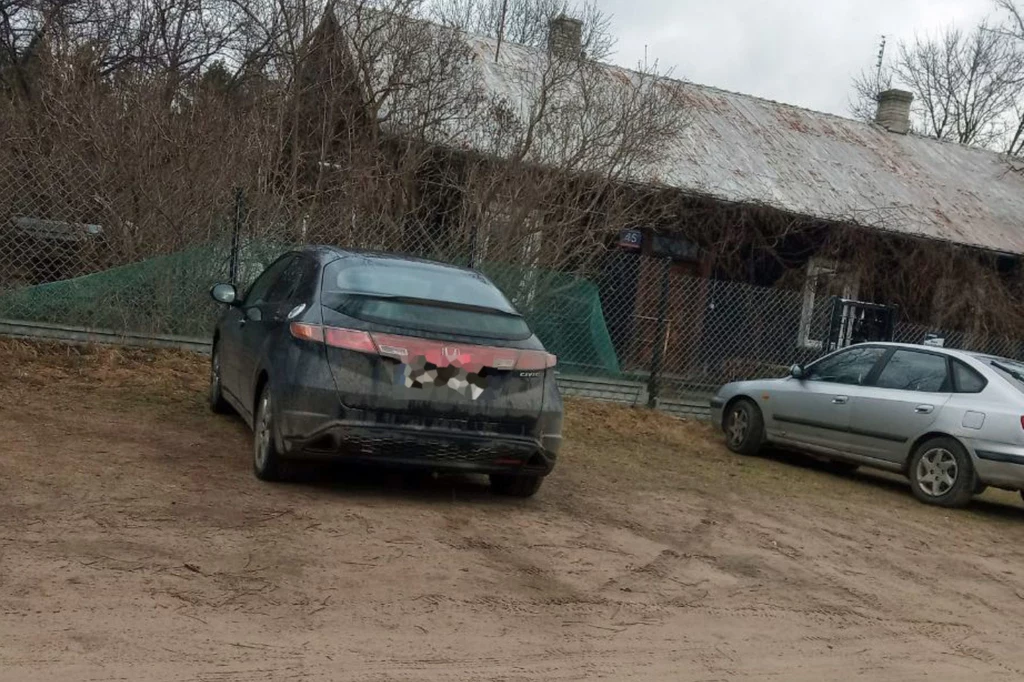 Mazowieccy policjanci rozbili gang złodziei samochodów. Na zdjęciu skradziona Honda Civic, którą odzyskano po pościgu