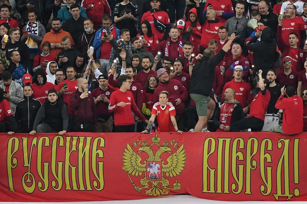 Kibice "Sbornej" na Łużnikach podczas meczu eliminacji MŚ Rosja - Chorwacja Kibice "Sbornej" na Łużnikach podczas meczu eliminacji MŚ Rosja - Chorwacja