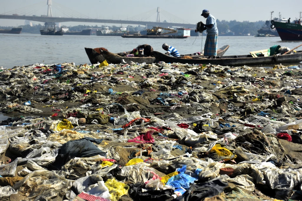 Plastik jest takim samym zagrożeniem dla Ziemi jak globalne ocieplenie - alarmują ekolodzy. Proponują, aby kraje ONZ podpisały specjalny traktat na rzecz ograniczania tworzyw sztucznych