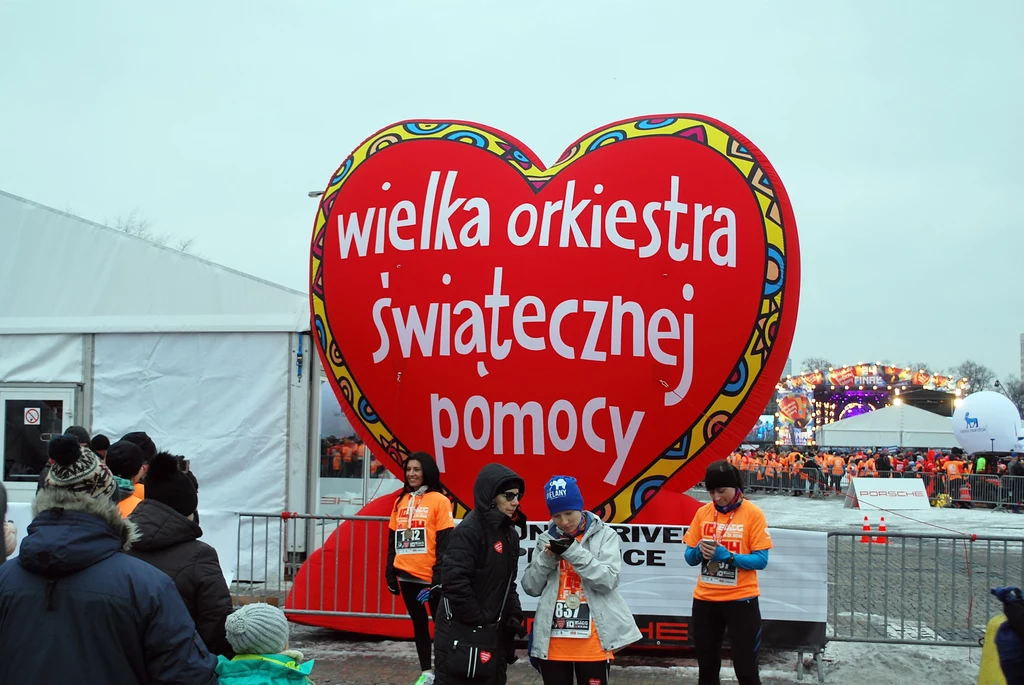 Czerwone serce to znak rozpoznawczy Wielkiej Orkiestry Świątecznej Pomocy Czerwone serce to znak rozpoznawczy Wielkiej Orkiestry Świątecznej Pomocy