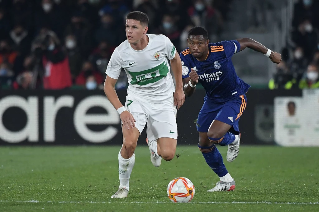 Guido Carrillo (na pierwszym planie) z Elche, za nim David Alaba z Realu Guido Carrillo (na pierwszym planie) z Elche, za nim David Alaba z Realu