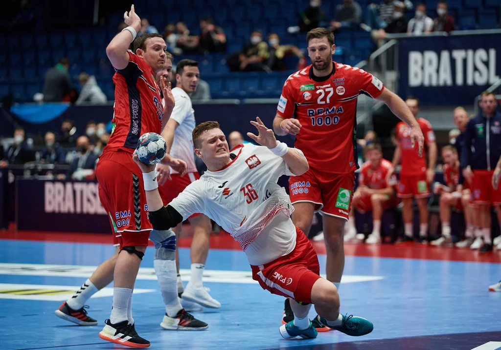Dawid Dawydzik (w środku) oraz oraz Sander Sagosen (z lewej) i Harald Reinkind w meczu Polska - Norwegia Dawid Dawydzik (w środku) oraz oraz Sander Sagosen (z lewej) i Harald Reinkind w meczu Polska - Norwegia