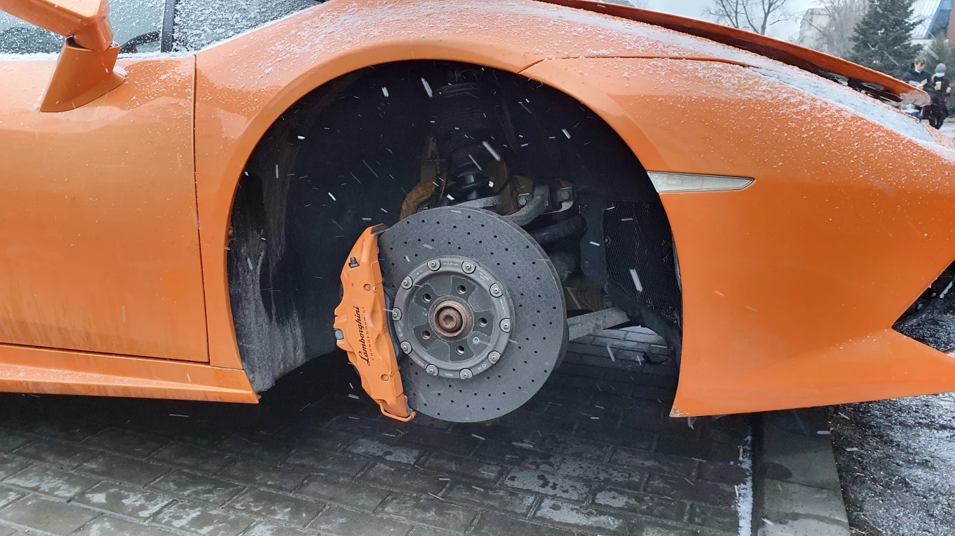 Lamborghini Huracan rozbite i porzucone w Warszawie