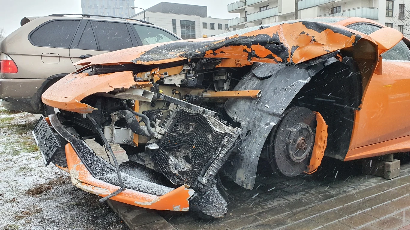 Lamborghini Huracan rozbite i porzucone w Warszawie