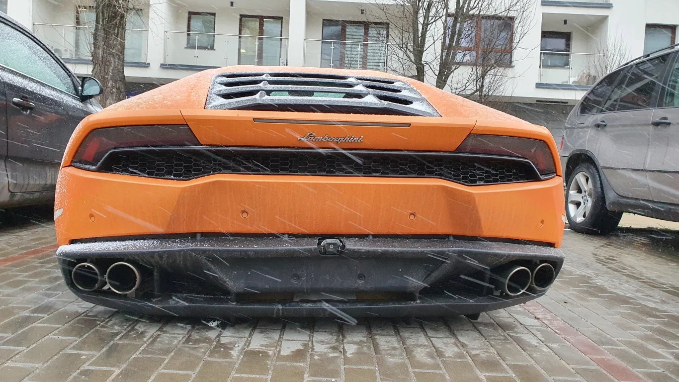 Lamborghini Huracan rozbite i porzucone w Warszawie