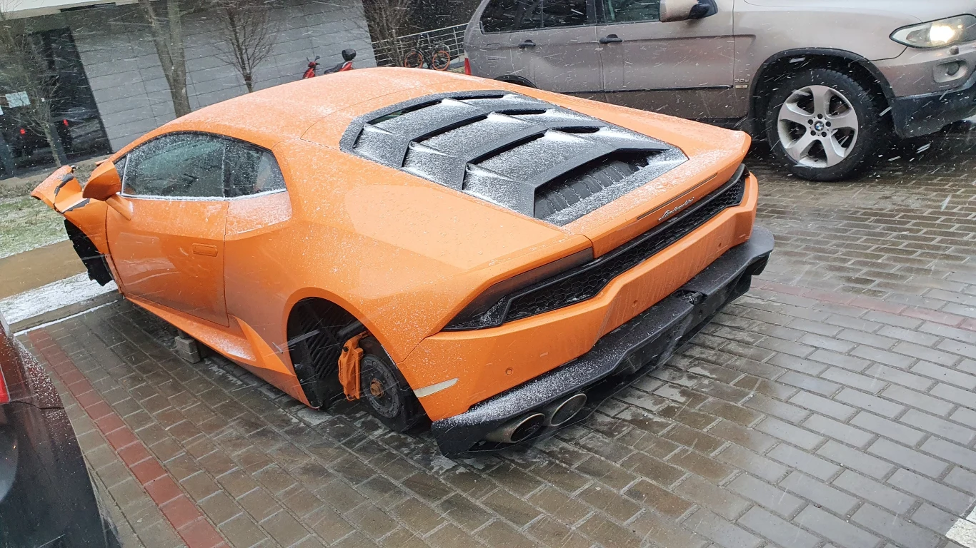 Lamborghini Huracan rozbite i porzucone w Warszawie