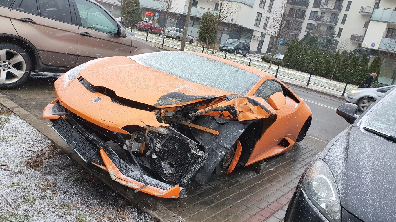 Lamborghini Huracan rozbite i porzucone w Warszawie