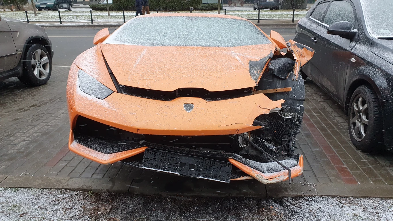 Lamborghini Huracan rozbite i porzucone w Warszawie