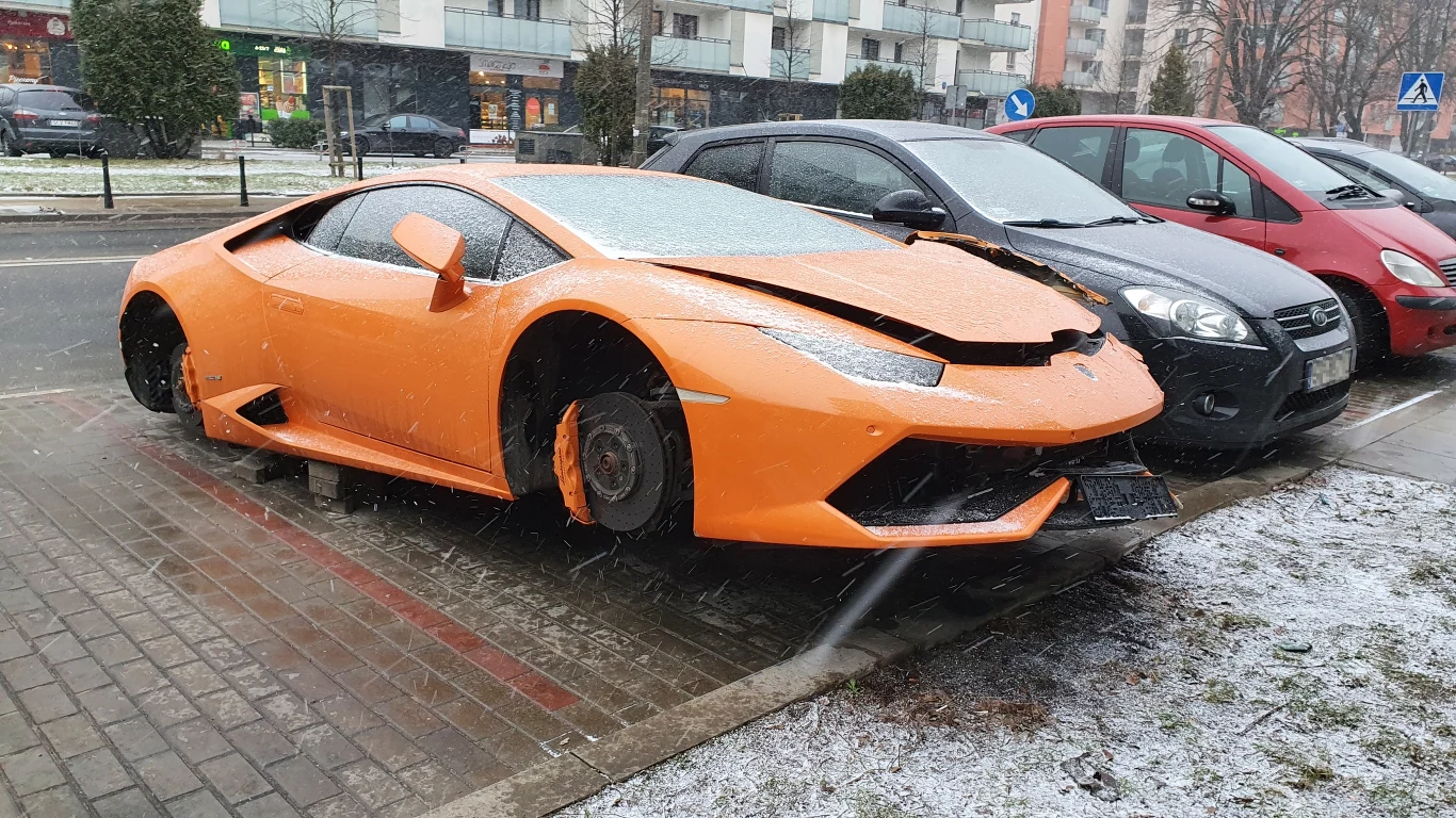 Lamborghini Huracan rozbite i porzucone w Warszawie