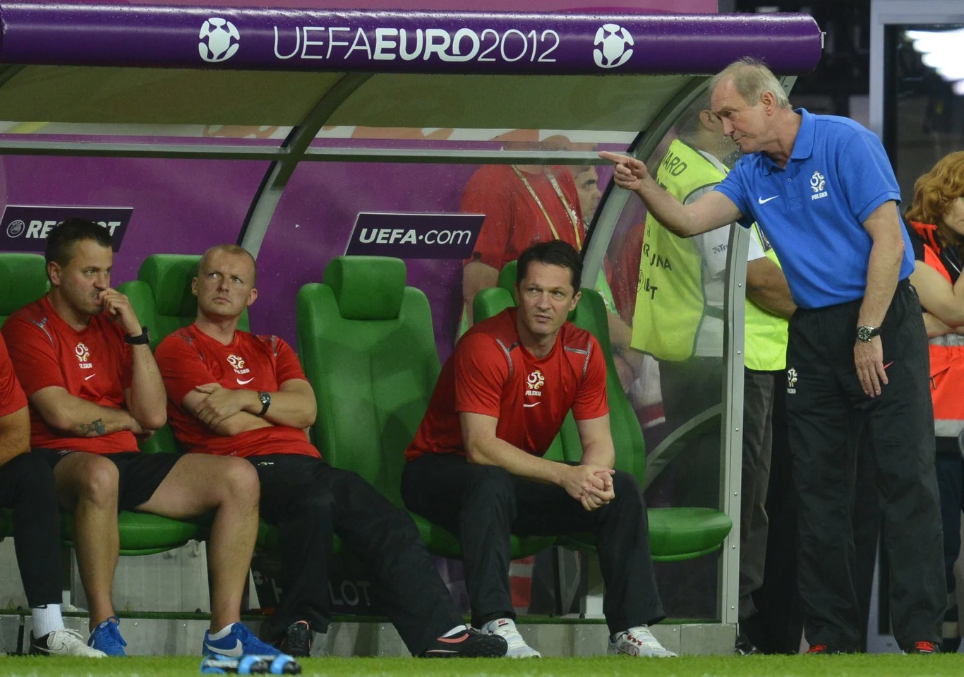 Selekcjoner Franciszek Smuda podczas Euro 2012 w rozmowie z asystentem Jackiem Zielińskim. Od lewej: dyrektor kadry Konrad Paśniewski i szef banku informacji Hubert Małowiejski