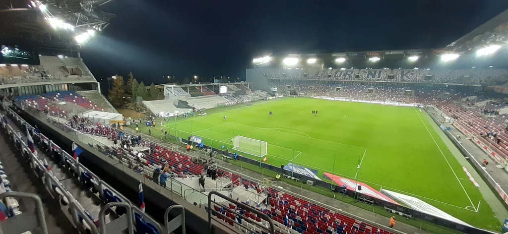 Stadion Górnika Zabrze. Z lewej trybuna wybudowana jeszcze w latach 30. XX wieku