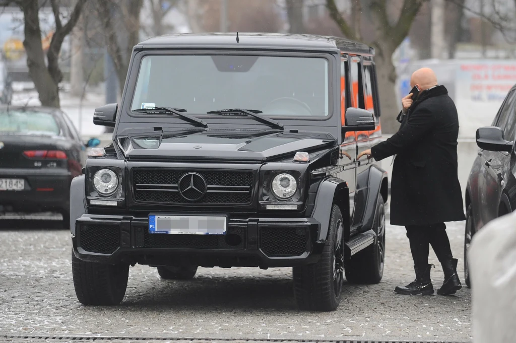 Patryk Vega wsiada do swojego nowego Mercedesa G-klasy, 2015 Patryk Vega wsiada do swojego nowego Mercedesa G-klasy, 2015