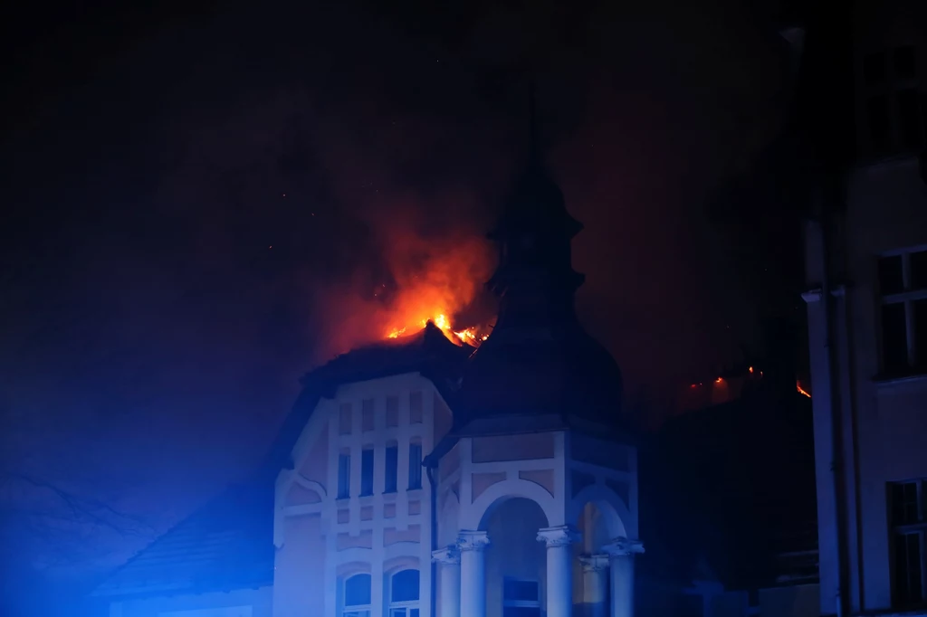 Akcja gaszenia pożaru hotelu Villa Royal w Ostrowie Wielkopolskim, 21 bm. Ogień strawił dach secesyjnego budynku, z którego ewakuowano 34 osoby Akcja gaszenia pożaru hotelu Villa Royal w Ostrowie Wielkopolskim, 21 bm. Ogień strawił dach secesyjnego budynku, z którego ewakuowano 34 osoby