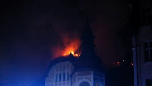 Akcja gaszenia pożaru hotelu Villa Royal w Ostrowie Wielkopolskim, 21 bm. Ogień strawił dach secesyjnego budynku, z którego ewakuowano 34 osoby