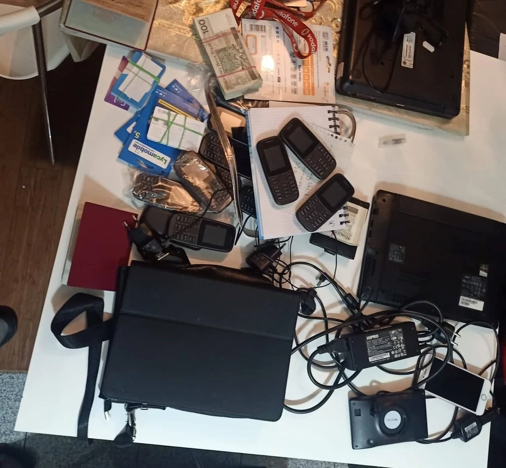 Policja zabezpieczyła telefony i karty SIM Policja zabezpieczyła telefony i karty SIM